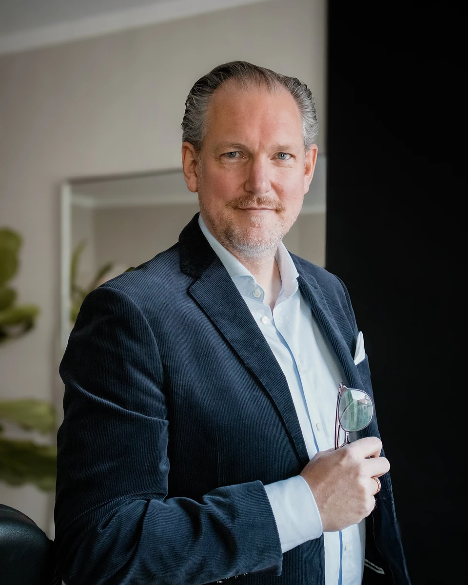 Porträt von Dr. med. Carl Peter Meschede, Facharzt für Orthopädie, in der Praxis