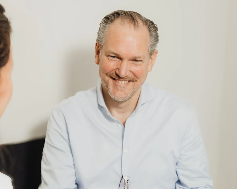 Dr. med. Carl Peter Meschede im Gespräch mit einer Patientin im Cell Spa in München