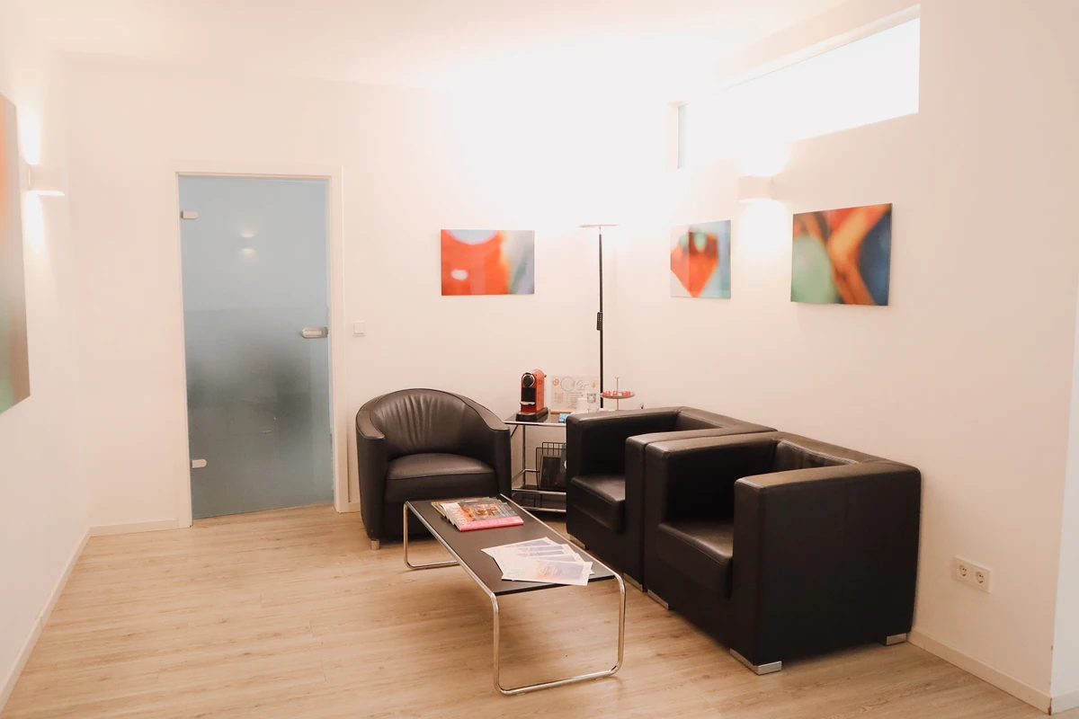 Lounge des Cell Spa mit Ledersesseln, Kunst an der Wand und Kaffeeecke